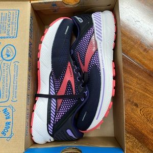 New Brooks Adrenaline GTS 22 Women’s size 8.5